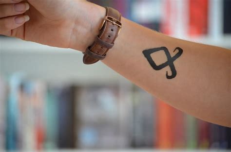 Take a look at our collection of the best minimalist tattoo ideas for women using the viking elder futhark runic alphabet. 1001+ beeindruckende Vorschläge für ein Runen Tattoo und ...