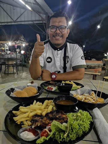 But if you insists to have a beautiful, luxurious and super comfy rooms, this hotel is out of your list. Makan Malam Sedap di Terengganu : Paloq Western Food Gong ...