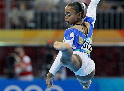 Daiane dos santos assiste apresentação que fez em 2004 nas olimpíadas de atenas. olimpiadas: ginastas femininas