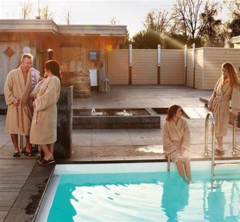 In der thermen & badewelt sinsheim genießen sie im tropischen palmenparadies und der exklusiven vitaltherme & sauna wellnessfeeling pur. Naar Wellness Centre de Thermen met de saunabon | Sauna ...