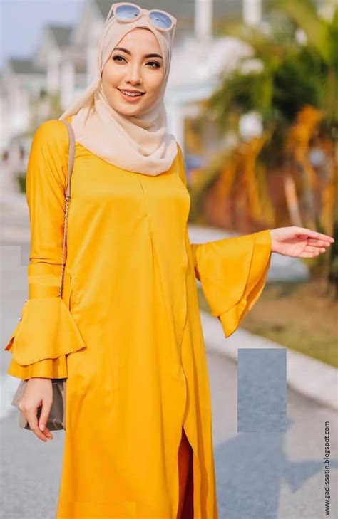 Dari mejanya di bilik guru, dia selalu merenungku seperti meminta sesuatu. Jubah Satin 826 | Malaysian Baju Kurung