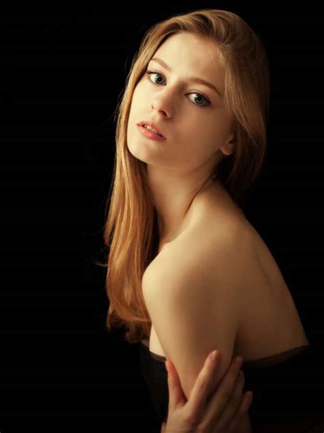Model Elena Miledi | ATR.ONE
