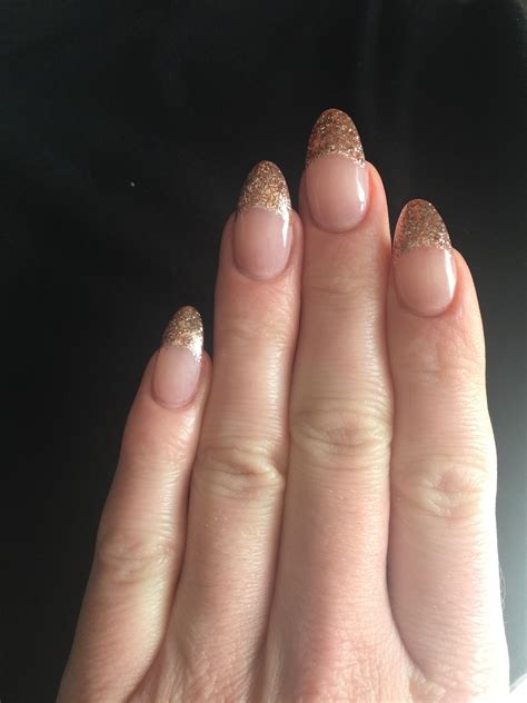After all, have you seen all the rose gold nail designs floating around the 'gram? Rose gold glitter nails almond shape | Rose gold nails glitter, Almond nails, Gold glitter nails
