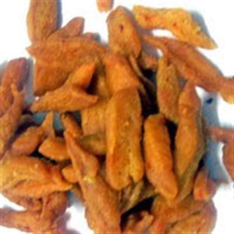 Di toko fotokopian, ada tuh gunting kuku. Jualan Kerepek, Kuih Siput, Kuih Gunting dan Kuih Raya ...