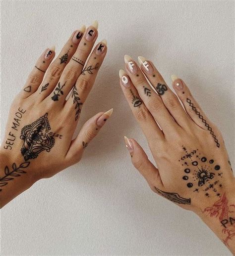 Tattoo Inkspiration 💙 on Instagram: “@lrzbff 💙” | Hand and finger ...