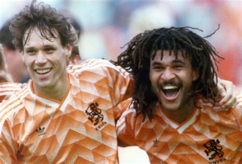 Het nederlands elftal zal voor de wedstrijden tijdens euro 2020 niet knielen als gebaar tegen racisme. EK 1988 Oranje Europees Kampioen Alle Wedstrijden te Koop ...