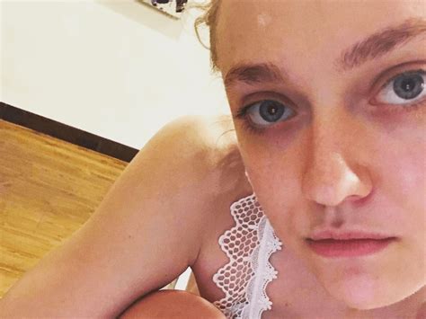 Her mother played professional tennis, and her father, now an electronics salesman, played minor league baseball. Dakota Fanning shows off her bangin' body in latest ...