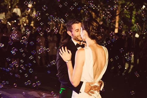 Encuentra y descarga las fotos más populares de pareja bailando en freepik gratis para uso comercial imágenes de gran calidad más de 8 millones de fotos de stock. Burbujas de jabón para bodas