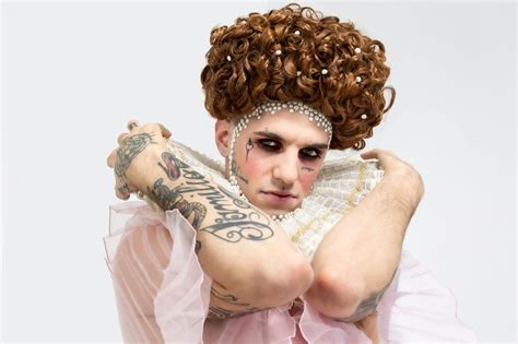 La quarta e ultima sera chiude il cerchio, e al suo drag lauro aggiunge la parola queen. Sanremo 2020, Achille Lauro è Elisabetta I: la spiegazione