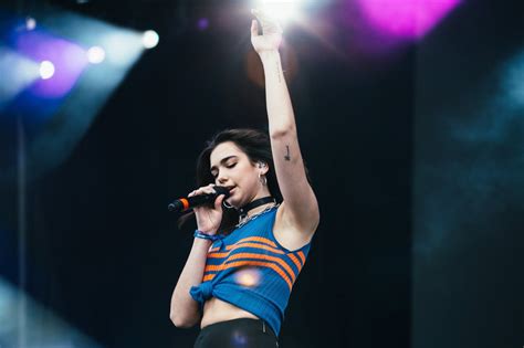 Dua lipa has responded to a controversial advertisement in the new york times targeting herself and models bella hadid and gigi hadid. At Dua Lipa Concert, Dancing Fans Were Dragged Out - The ...