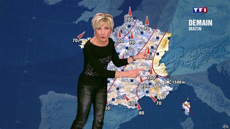 Au début du sujet apparaît evelyne dhéliat et son traditionnel bulletin météo. Evelyne Dhéliat à la Météo de 20h - 23/12/13 - 05