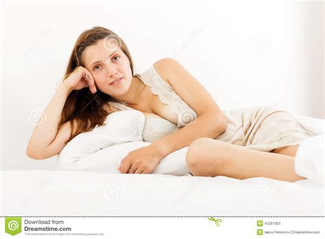 Viel spaß mit unserer riesigen kostenlosen pornosammlung. Sexy Frau Auf Bett Zu Hause Stockbild - Bild von nightie ...