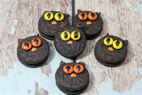 It's been a tradition for years that come fall, oreo takes its classic white crème that's sandwiched between the chocolate cookies and turns it. Halloween Black Cat Oreo Treats - Moments With Mandi