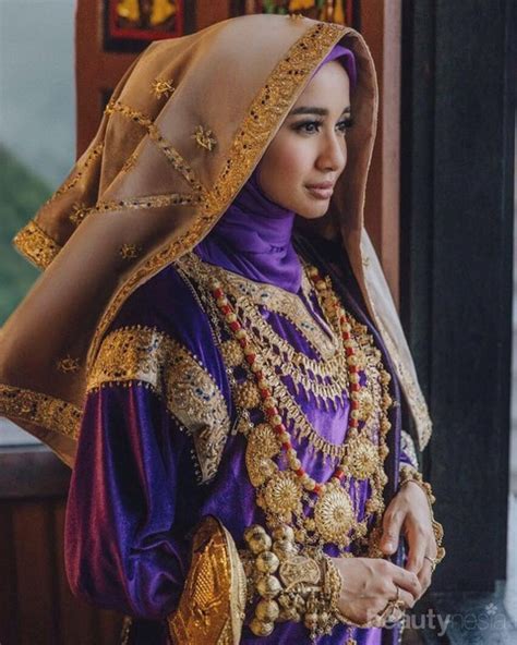 Baju adat yang menjadi ciri khas paling utama dari ntt adalah baju adat dari suku rote. 7 Artis Indonesia ini Tampil Cantik Pakai Busana Adat saat ...