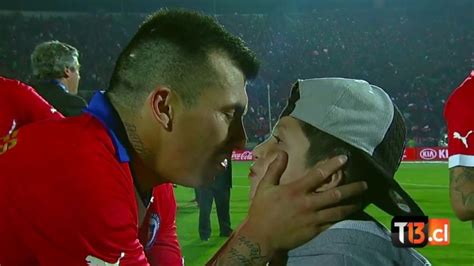 Prima di essere nerazzurro, si era distinto al boca, al siviglia di emery, al cardiff di solskjaer. VIDEO: El INTENSO BESO de Gary Medel a su hijo que ...