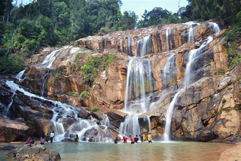 Kamu juga mungkin sudah sering melihat fotonya di internet, terutama di media air terjun timponan memiliki ketinggian sekitar 50 meter. Cantik Air Terjun Sungai Pandan! Kat Kuantan Je.. - LIBUR