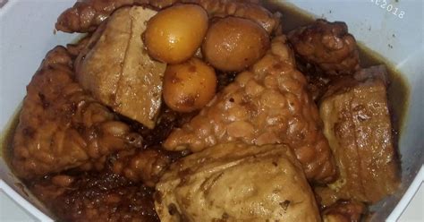 Cara mudah membuat semur telur dan tahu bahannya adalah 5 buah telur 3 buah tahu putih potong2 4 siung bawang merah 2. Resep Semur Tahu Tempe Telur Puyuh oleh Rosmina ...