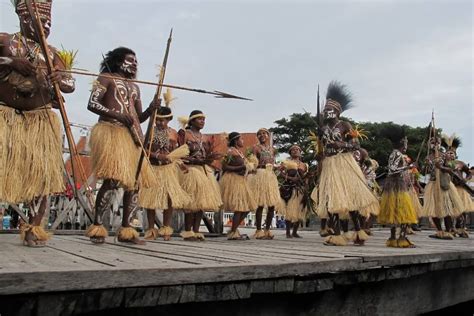 Rumah adat papua ini hanya memiliki tinggi 2.5 meter dan bagian tengah rumah dibuat seperti lingkaran untuk membuat api sebagai penghangat tubuh. Pakaian Adat Papua (Suku Asmat) Pria dan Wanita