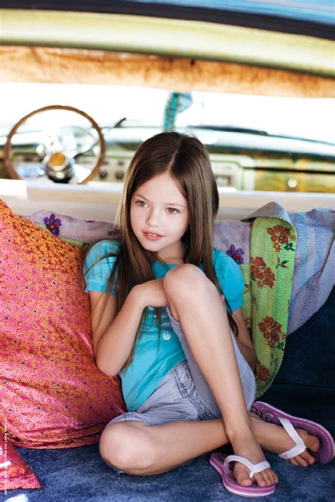 Mackenzie christine foy (los angeles, 10 november 2000) is een amerikaans model en actrice.ze is onder meer bekend van haar rol als renesmee (carlie) cullen in breaking dawn, dat gebaseerd is op het vierde boek van stephenie meyer Mackenzie Foy