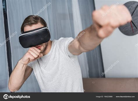 Los juegos de realidad virtual para ordenador están destinados a convertirse en el entretenimiento más adictivo del futuro. Joven Guapo Realidad Virtual Auriculares Juego Lucha ...