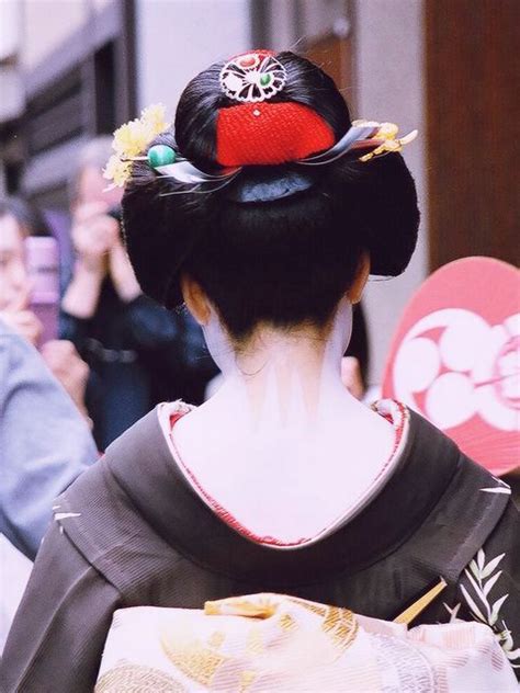 Hair styles vary based on the geisha's rank. Maiko Hairstyle - Wareshinobu - Japanese Patterns of Design
