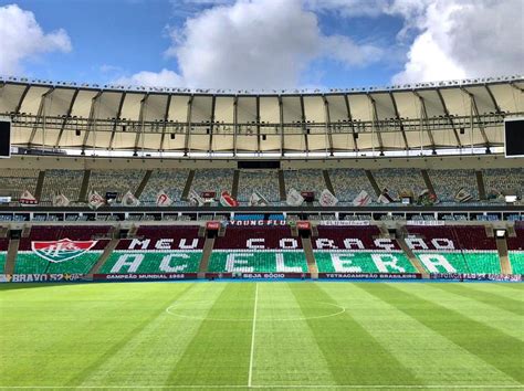 Aos 7 minutos, o time conseguiu recuperar a bola na frente, fred recebeu cruzamento da esquerda e escorou para caio paulista, que acertou o travessão. Torcida do Fluminense monta belo mosaico no Maracanã para ...