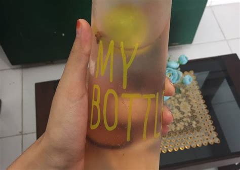 Infused water yang terdiri dari jeruk lemon dan daun mint ini merupakan jenis yang paling populer karena amat mudah didapatkan. Resep Infused Water Jahe Cengkeh Kayu Manis Plum dan Jeruk ...