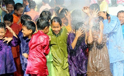 Solat aidilfitri bermula dari terbitnya matahari pada hari raya dan berakhir apabila tergelincir matahari dari tengah langit (yakni masuk waktu zohor). harrazdani: Entry info | mandi sunat aidilfitri....jangan ...