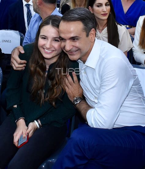 Ο πατέρας της μητέρας της φίλιππος ήταν ναυπηγός, ενώ ο πατέρας του πατέρα της ματθαίος (πολωνικά: Κυριάκος Μητσοτάκης: Η πιο γλυκιά αγκαλιά από την κόρη του ...