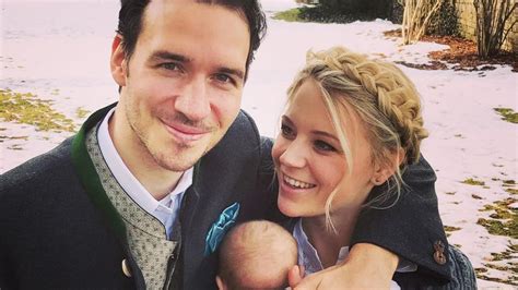 Deutschlands einzige männnliche medaillenhoffnung heißt felix neureuther. Felix Neureuther: Süßes Wander-Familien-Pic mit Baby ...