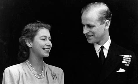 I suoi sudditi lo ammirano e lo amano per questa sua capacità di essere politicamente scorretto e riuscire. Isabel II y el príncipe Felipe festejan su 70º aniversario ...