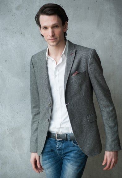 Schaut auch auf insta vorbei. El actor Sabin Tambrea desnudo en su serie 'Berlin Station ...
