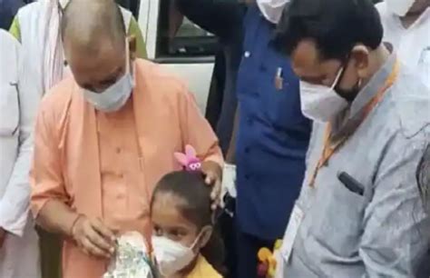 सदस्य, विधान परिषद, उत्तर प्रदेश; Six-year-old greets Yogi Adityanath with flowers and Radha ...