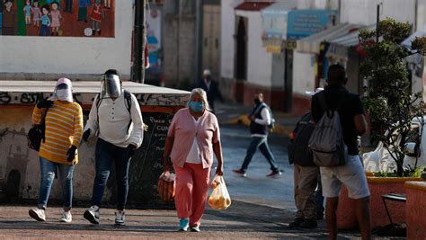 Dijo que las modificaciones en el semáforo de riesgo epidémico recalibran la escala de riesgo y que, aún en. La Ciudad de México se mantiene en "semáforo naranja" por ...