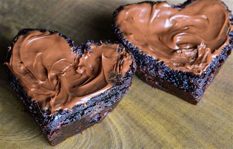 Togliere il cilindro di cioccolato dal frigo, srotolarlo e spezzettarlo grossolanamente. Torta al cioccolato con cuore di Nutella - Ricette Con Bimby