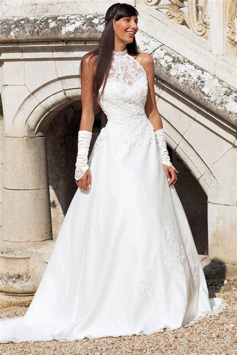 C'est la robe de mariée parfaite pour tous ceux qui recherchent un look simple mais élégant. robes de mariage,robes de soirée et décoration: Robe de mariée Tati