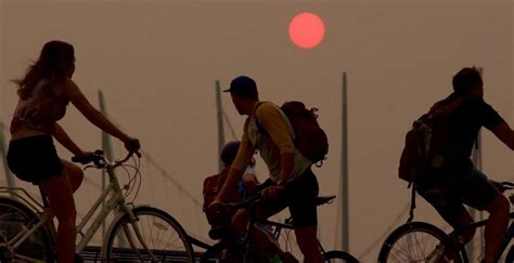 Dense wildfire smoke covered metro vancouver, canada, in the early hour of friday (september 18), blocking vision for a couple of meters and turning a view of buildings into an eerie landscape. Tour operators navigate the smoky haze engulfing Vancouver ...