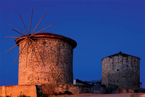 Alaçatı gezileriniz de bölgede yer alan taş evleri gezebilir hatta otel olarak hizmet veren bu evlerde kalabilirsinizde.alaçatı sokakları ve burada yer alan mekanlarda harika zaman geçirebilirsiniz.rüzgardan faydalanarak buğdayı una çevirmek için inşaa edilen yel değirmenlerini. Tatil Pusulası: Alaçatı