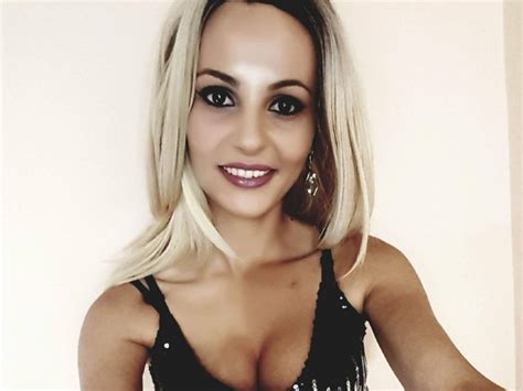 Pour que les choses se déroulent comme sur des rouletgtes, iul faut passer par la case des préliminainres. La plastique de rêve de cette blonde fait mouiller les glands