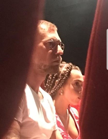 איך ריס ווית'רספון המציאה מחדש את הבלונדינית ההוליוודית. עדן פינס ודור רפאלי מבלים יחד בסרט