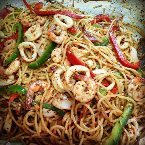 I've been pretty quiet around here because of the holiday hangover, you know! Resepi Spaghetti Aglio Olio Chef Anis - Pewarna b