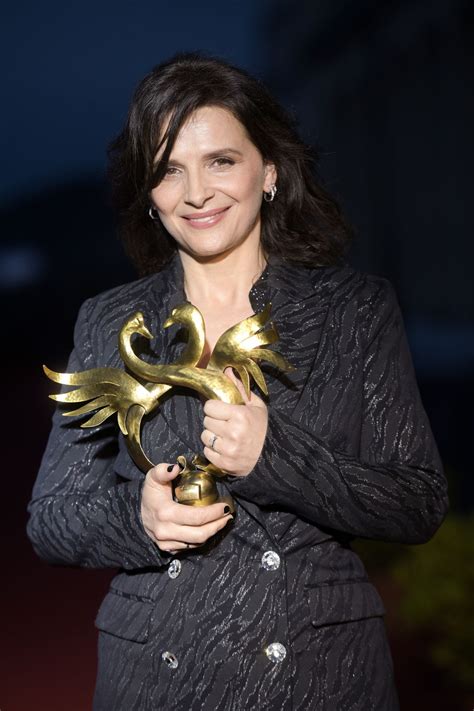 Absolument bombesque devant scarlett johansson. JULIETTE BINOCHE at 33rd Cabourg Film Festival 06/15/2019 - HawtCelebs