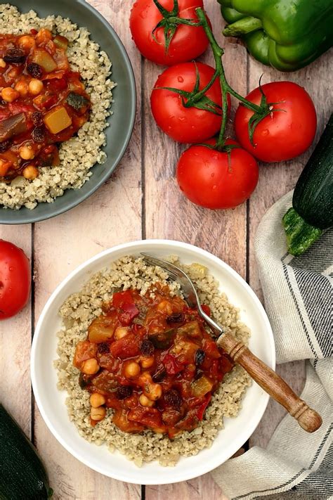 Laver puis hacher les têtes de chou fleur en grosse semoule faire cuire à la vapeur les carottes coupées en fines rondelles. Couscous de chou-fleur - Amandine Cooking