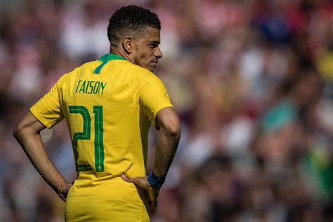 Taison started his career with brazilian club internacional and quickly rose to prominence within their. Taison quer voltar, mas Inter não vê possibilidade de ...