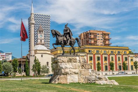 Történelmi és természeti látnivalók képekkel, fakultatív program ajánlásokkal. Skanderbeg Square In Tirana . Editorial Stock Image ...