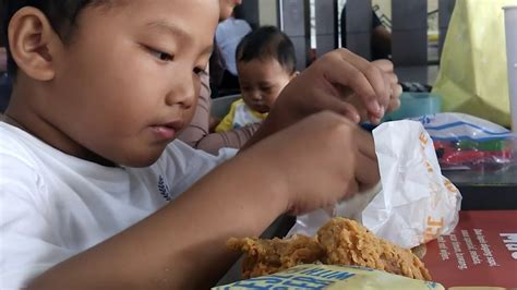 Setiap pembelian the bts meal berisi 9pcs chicken mcnuggets, saus sweet chili dan saus cajun, medium fries, dan medium drink. Diary Kuliner- Makan di McD McDonald Beli Happy Meal Dapat ...