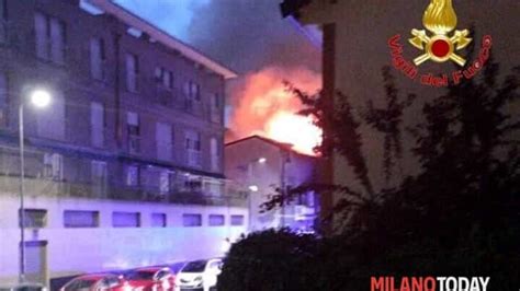 Il rogo è scoppiato al terzo piano per cause ancora in corso di. Incendio oggi via Scanini Milano | Fulmine sulla mansarda ...