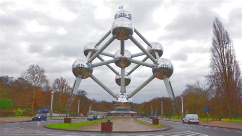 A visit to the atomium begins with an exhibition dedicated to expo 58. the atomium building represents an iron crystal molecule, with each sphere symbolising. Besöka Atomium i Bryssel - och Belgiens Mini-Europa ...