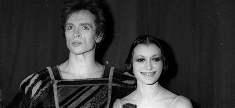 Carla fracci ha ballato ha debuttato al teatro della scala di milano alla fine degli anni quaranta, mentre dal 1967 è ballerina ospite dell'american ballet theatre. rudy alla meta - carla fracci: ''a 25 anni dalla morte ...