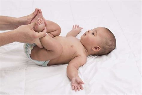 Tinja pada bayi yang mengalami sembelit terlihat dengan bentuk seperti kelerang dan lebih tegas. 6 Cara Mengatasi Sembelit Bayi Dengan Cepat. Berkesan ...
